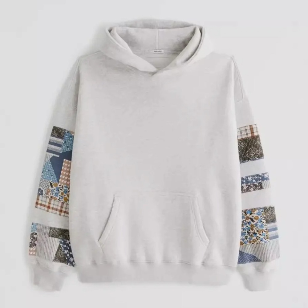 Gray Sweatshirt With Printed Patchwork Sleeves - image 2
